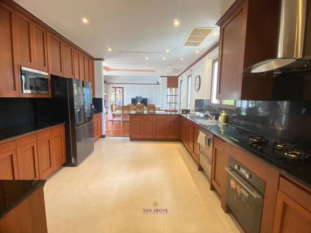 Stunning 6-Bedroom Villa in Sai Taan Phase II, Bang Tao