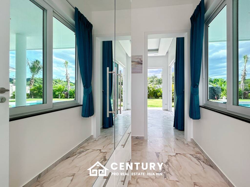 637 ตร.ม 3 เตียง 3 อาบน้ำ วิลล่า For ขาย