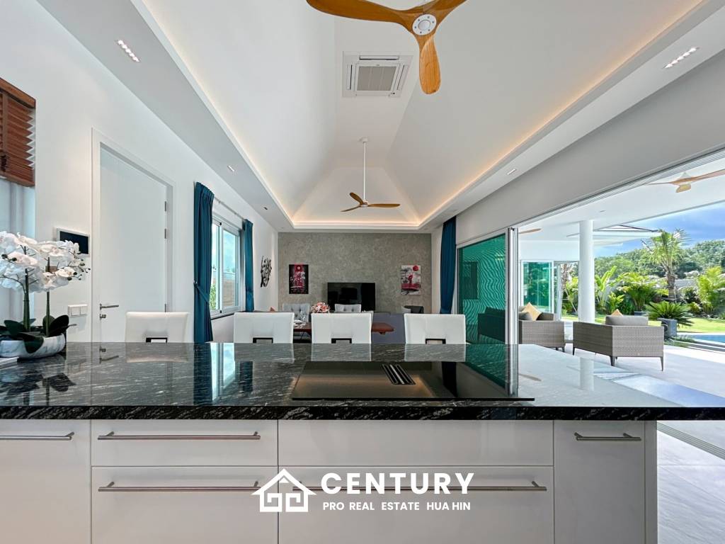 637 ตร.ม 3 เตียง 3 อาบน้ำ วิลล่า For ขาย