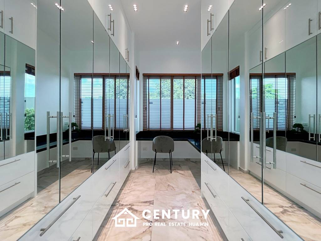 637 ตร.ม 3 เตียง 3 อาบน้ำ วิลล่า For ขาย