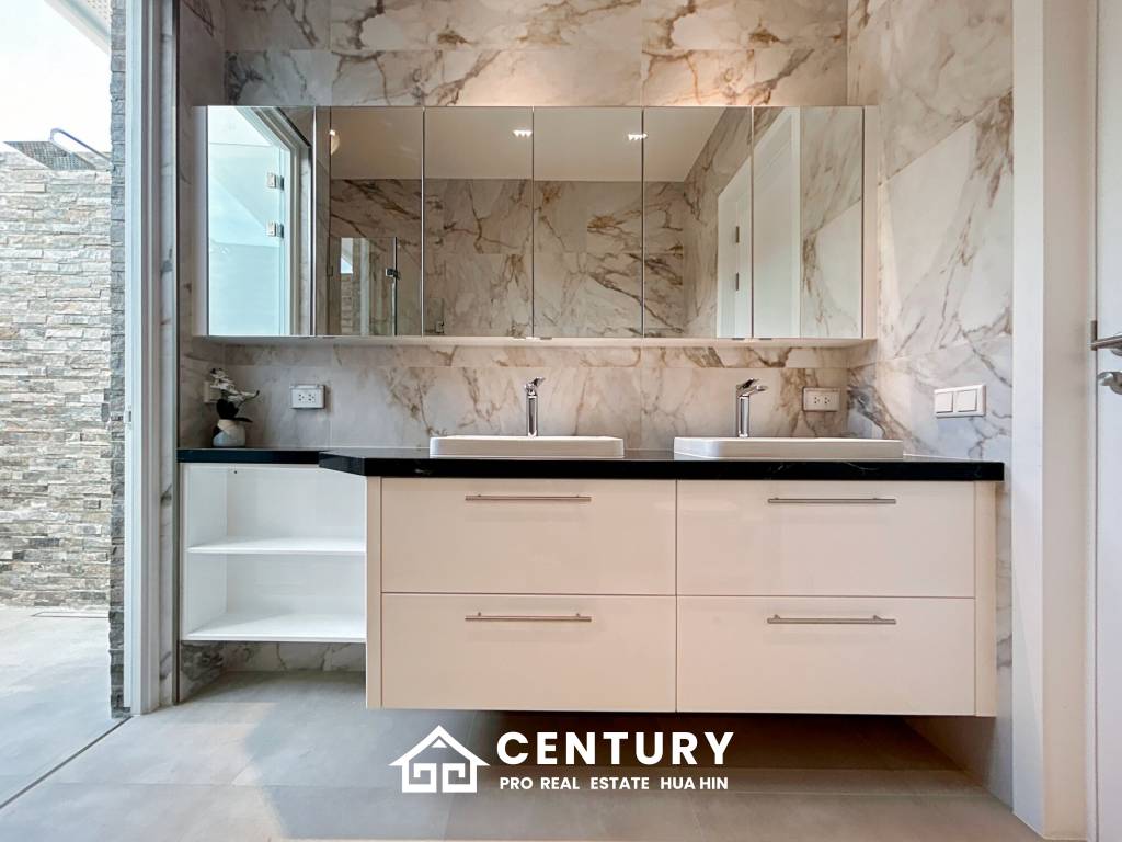 637 ตร.ม 3 เตียง 3 อาบน้ำ วิลล่า For ขาย