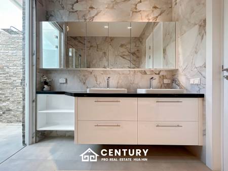 637 ตร.ม 3 เตียง 3 อาบน้ำ วิลล่า For ขาย