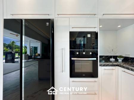 637 ตร.ม 3 เตียง 3 อาบน้ำ วิลล่า For ขาย