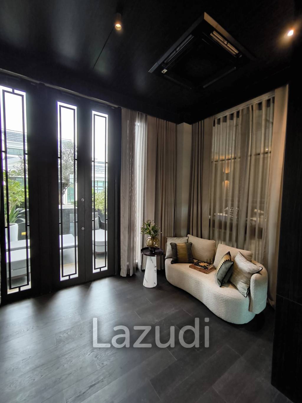Ultra Luxury 6 Bedroom Detached House