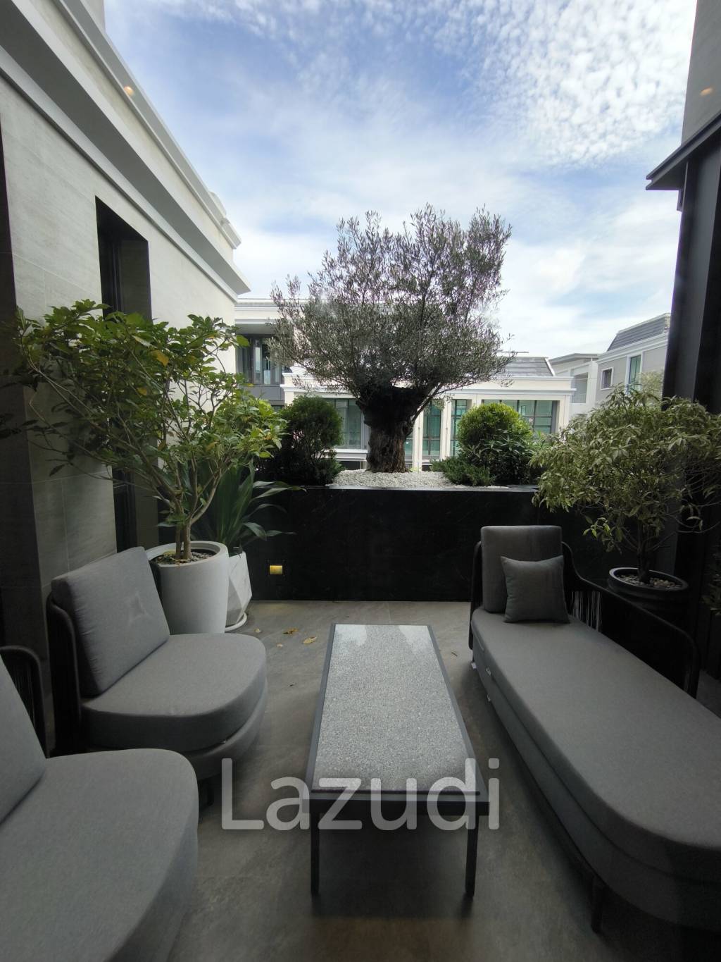 Ultra Luxury 6 Bedroom Detached House