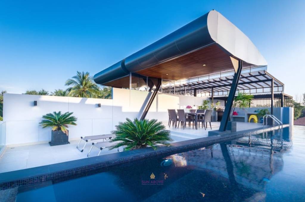 Seaview 3-bedroom pool villa within walking distance to the  Beach