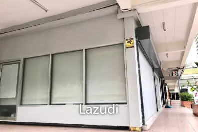 Premium Retail Space Corner Unit for rent in Udomsuk