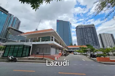 Premium Retail Space Corner Unit for rent in Udomsuk