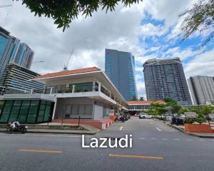 Premium Retail Space Corner Unit for rent in Udomsuk