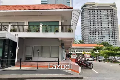 Premium Retail Space Corner Unit for rent in Udomsuk