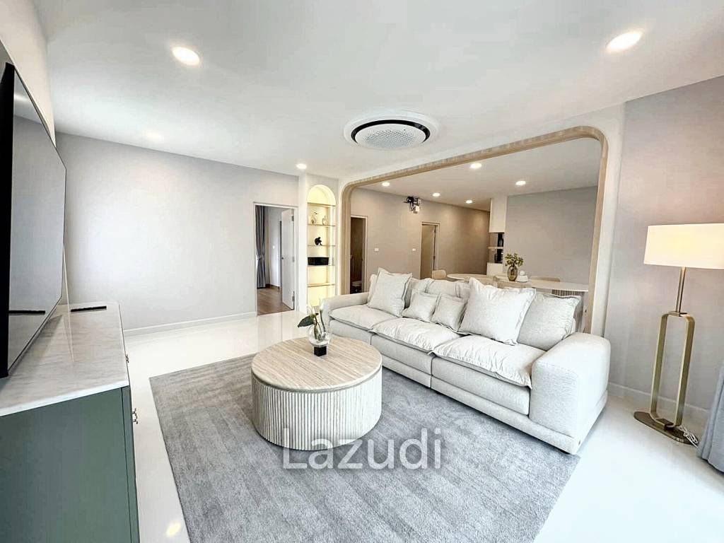 4 Bed 5 Bath 303 SQ.M Centro Bangna Village