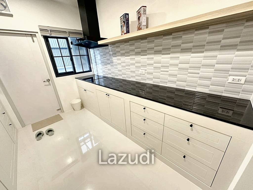 4 Bed 5 Bath 303 SQ.M Centro Bangna Village