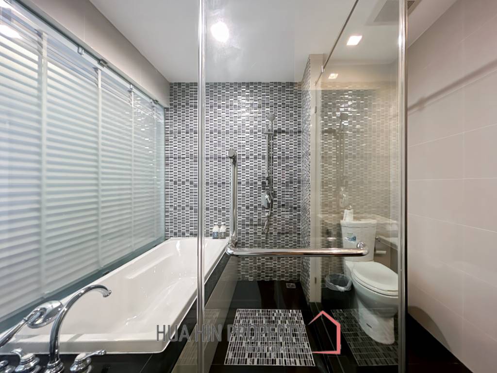 The Crest Santora : 2 Bedroom Condo With Pool Access