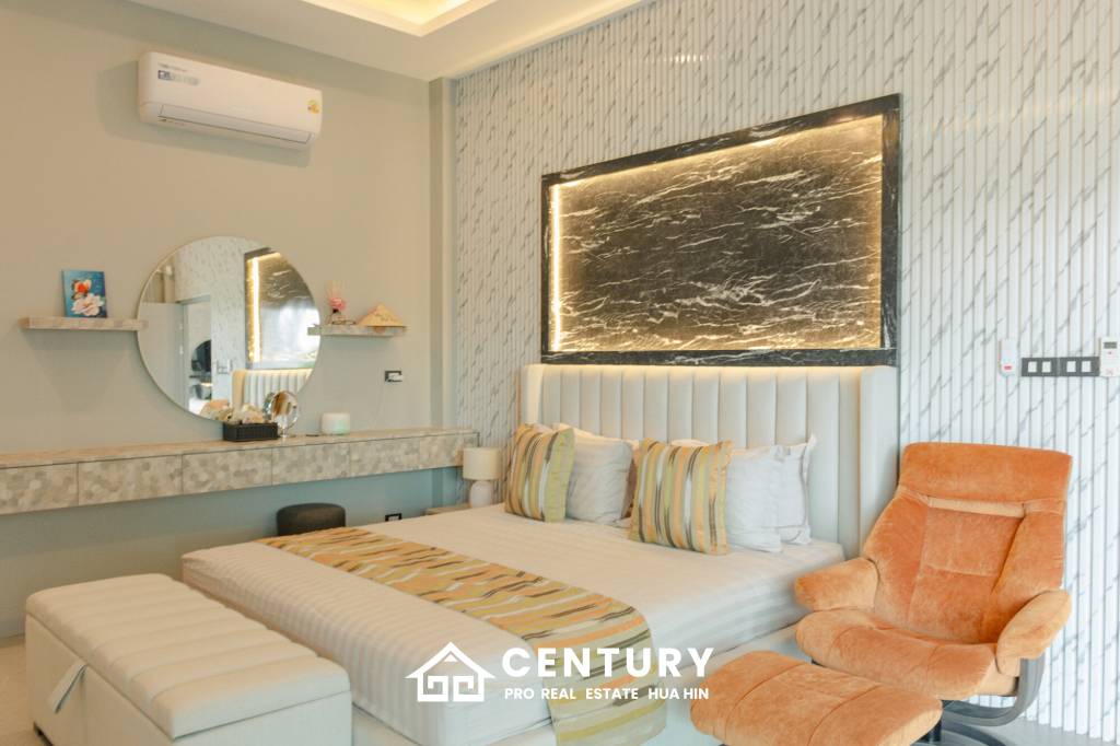 Elegant 5-Bedroom Villa with Pool in Thap Tai