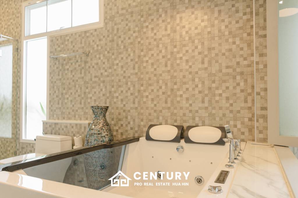 Elegant 5-Bedroom Villa with Pool in Thap Tai