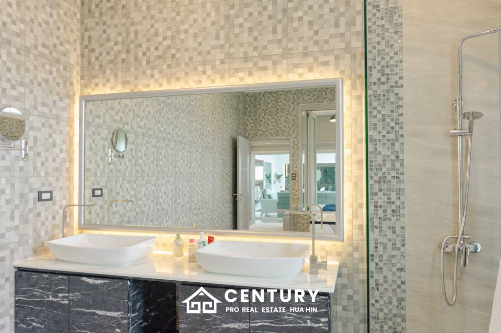 Elegant 5-Bedroom Villa with Pool in Thap Tai