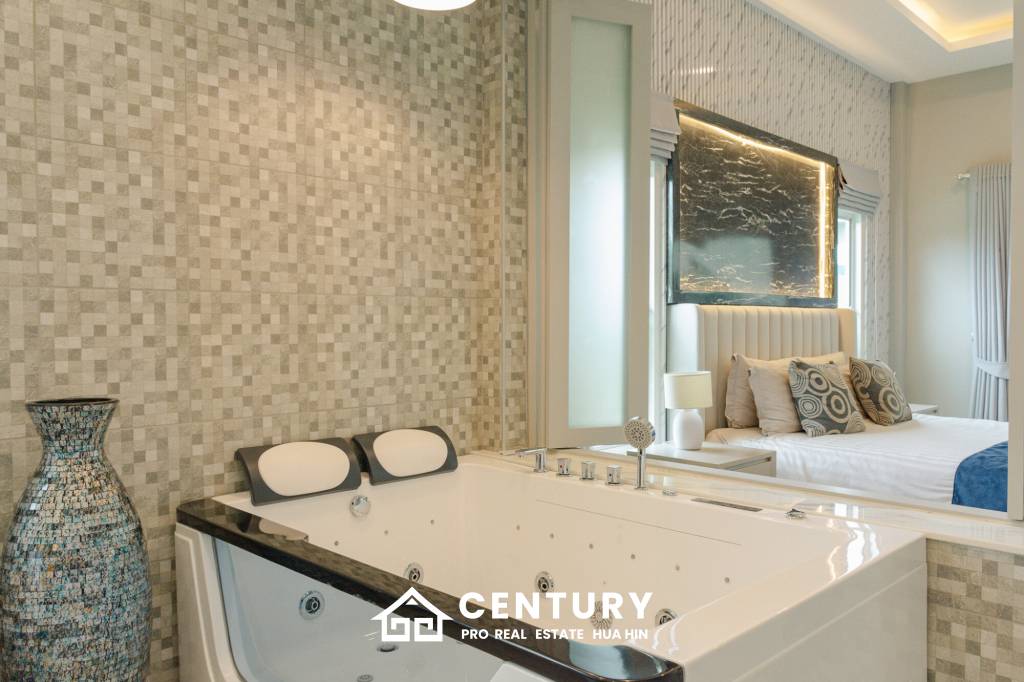 Elegant 5-Bedroom Villa with Pool in Thap Tai