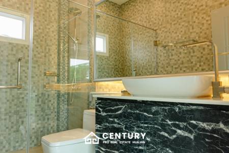 Elegant 5-Bedroom Villa with Pool in Thap Tai