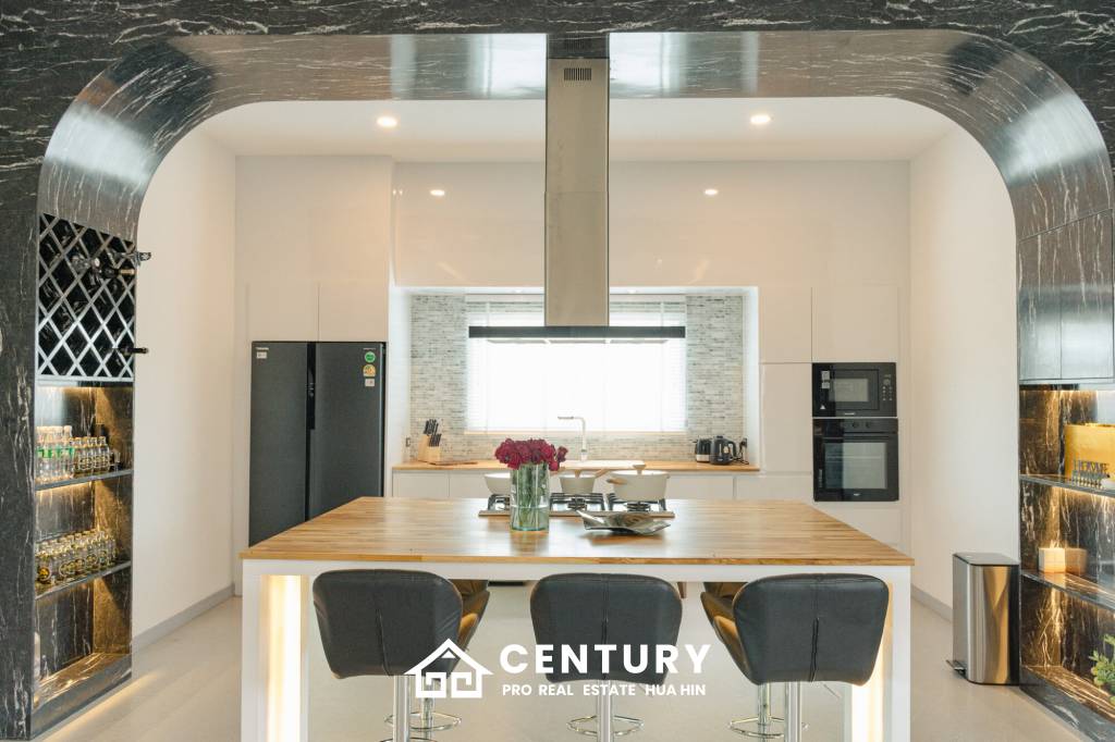 Elegant 5-Bedroom Villa with Pool in Thap Tai