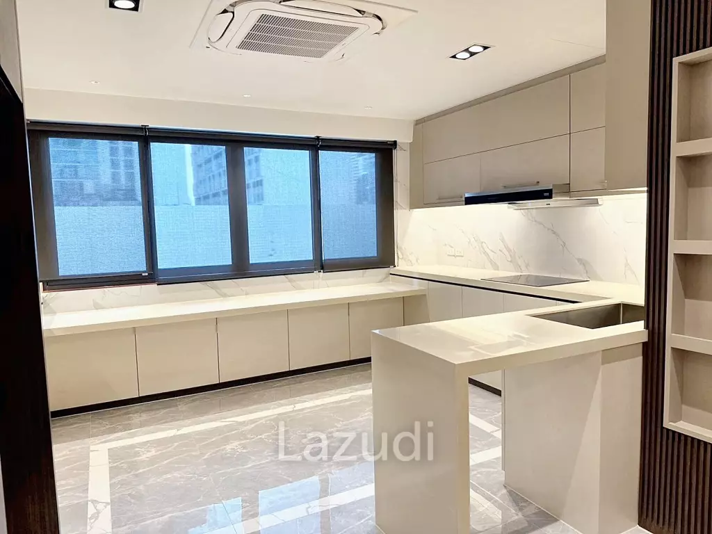 4 Bedroom 3 Bathroom 374 SQ.M Ploenchit Terrace