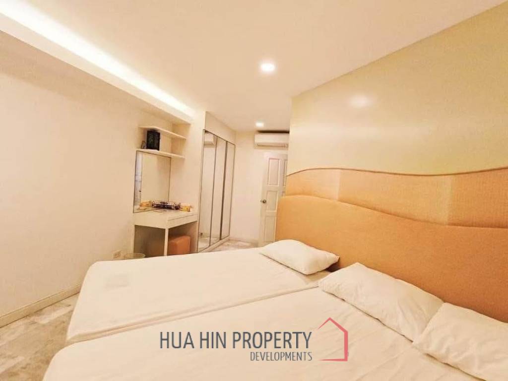 Palm Pavillion: Beachfront Sea Views Condo