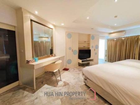 Palm Pavillion: Beachfront Sea Views Condo