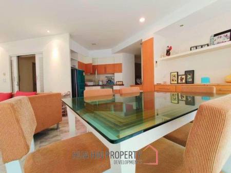 Palm Pavillion: Beachfront Sea Views Condo