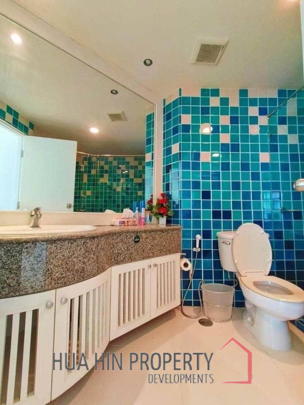 Palm Pavillion: Beachfront Sea Views Condo