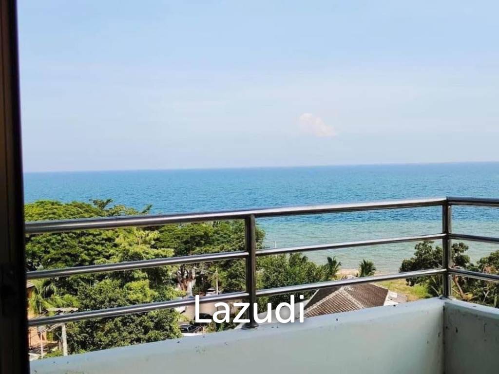 Palm Pavillion: Beachfront Sea Views Condo