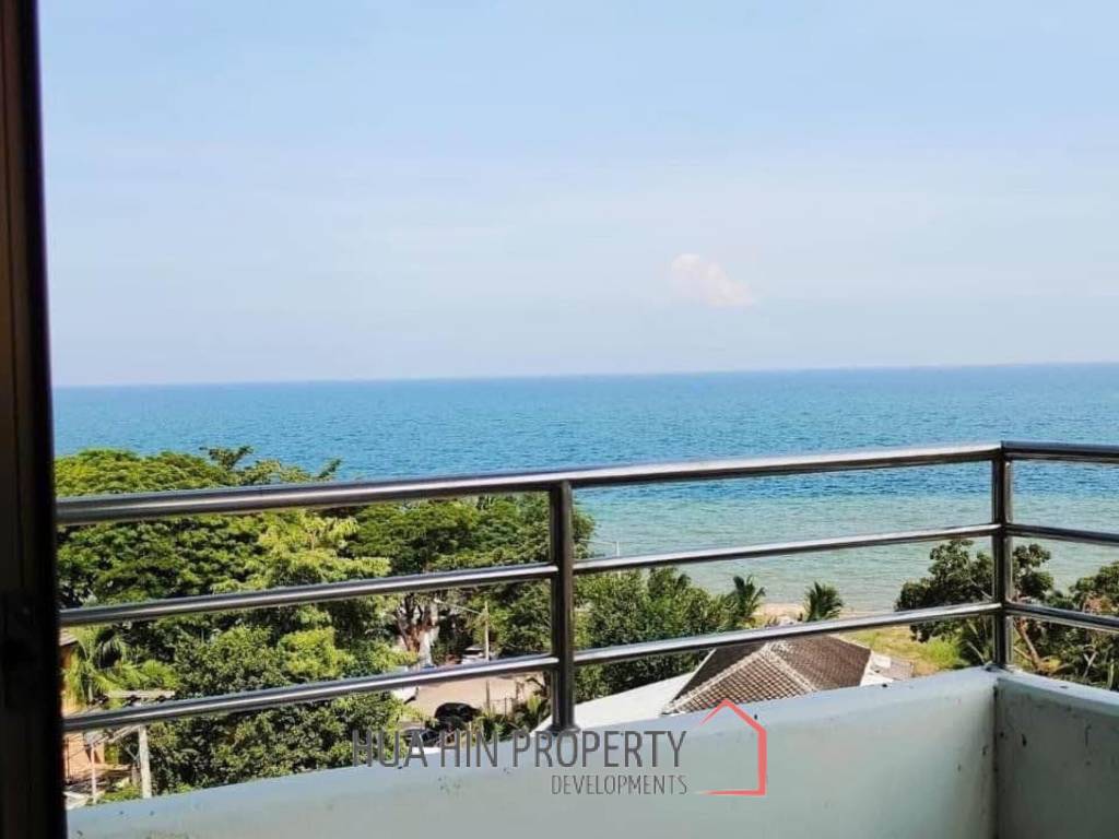 Palm Pavillion: Beachfront Sea Views Condo
