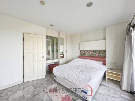 Palm Pavillion: Beachfront Sea Views Condo
