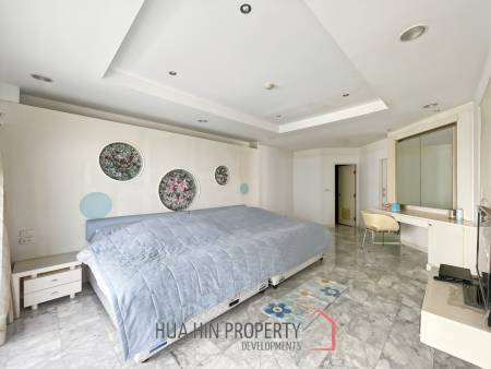 Palm Pavillion: Beachfront Sea Views Condo