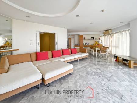 Palm Pavillion: Beachfront Sea Views Condo