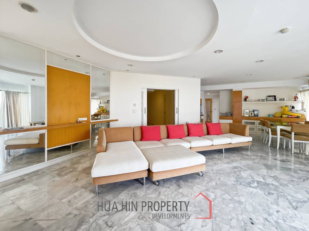 Palm Pavillion: Beachfront Sea Views Condo