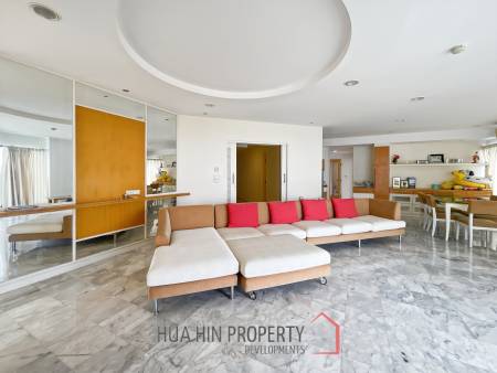 Palm Pavillion: Beachfront Sea Views Condo