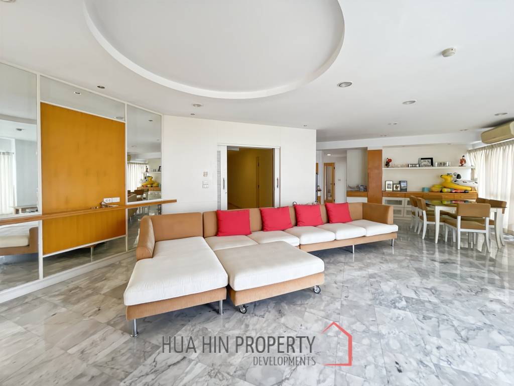 Palm Pavillion: Beachfront Sea Views Condo