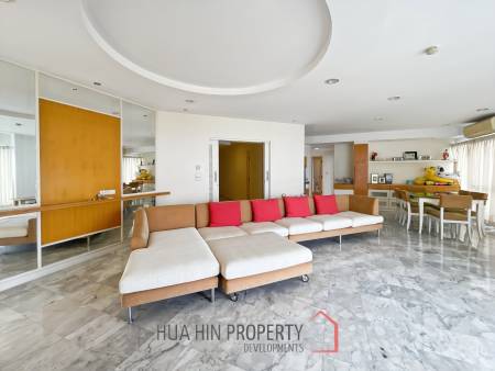 Palm Pavillion: Beachfront Sea Views Condo