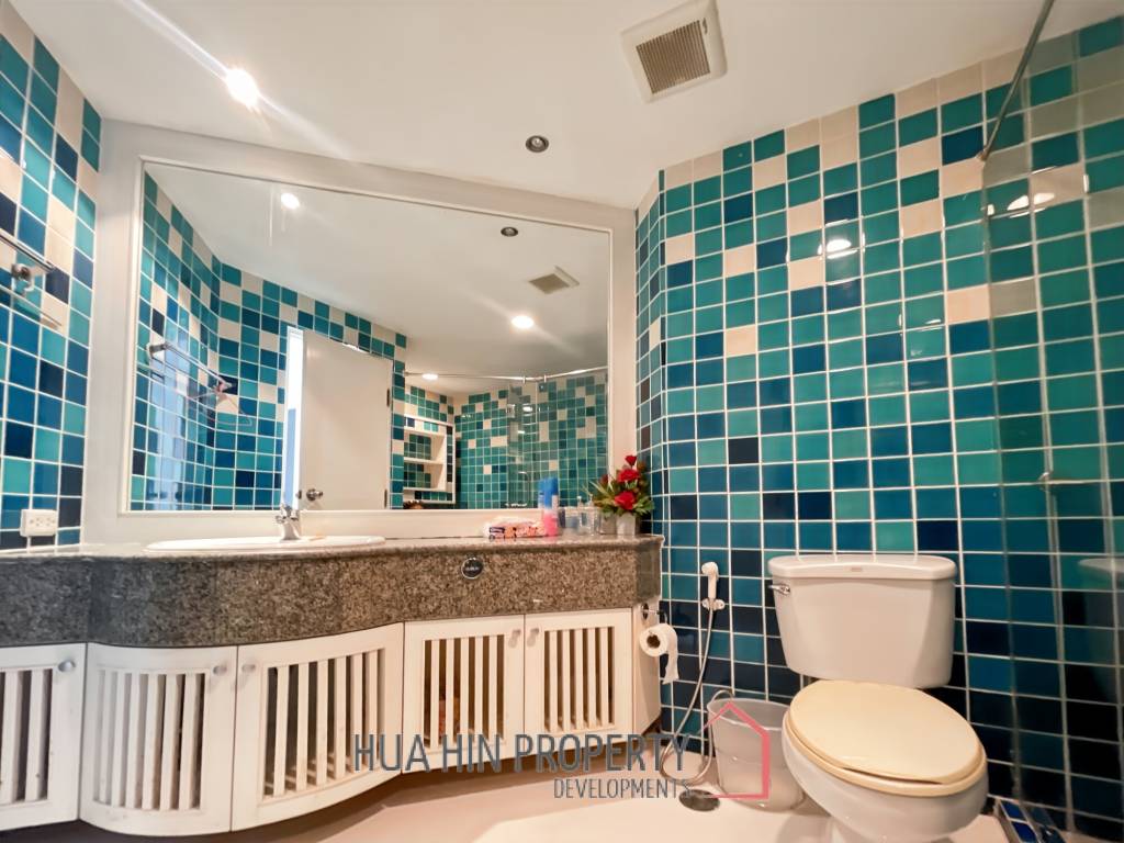 Palm Pavillion: Beachfront Sea Views Condo