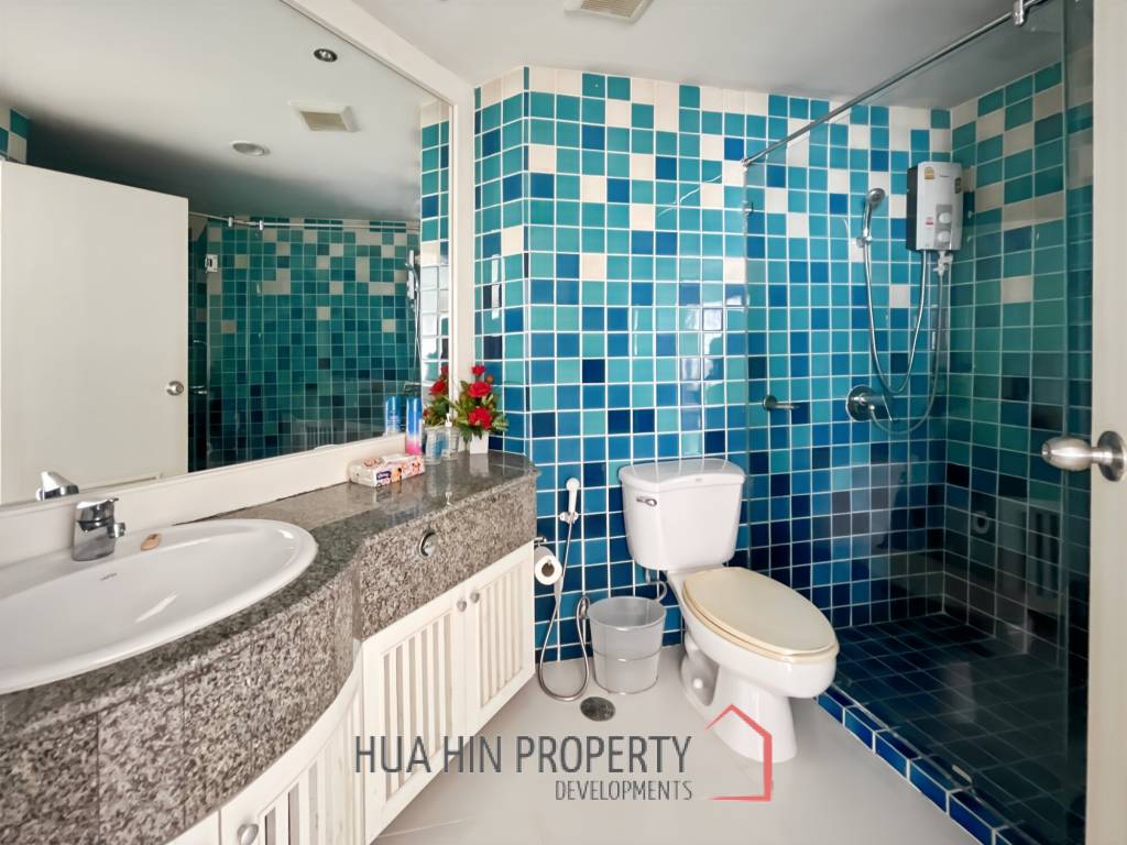 Palm Pavillion: Beachfront Sea Views Condo