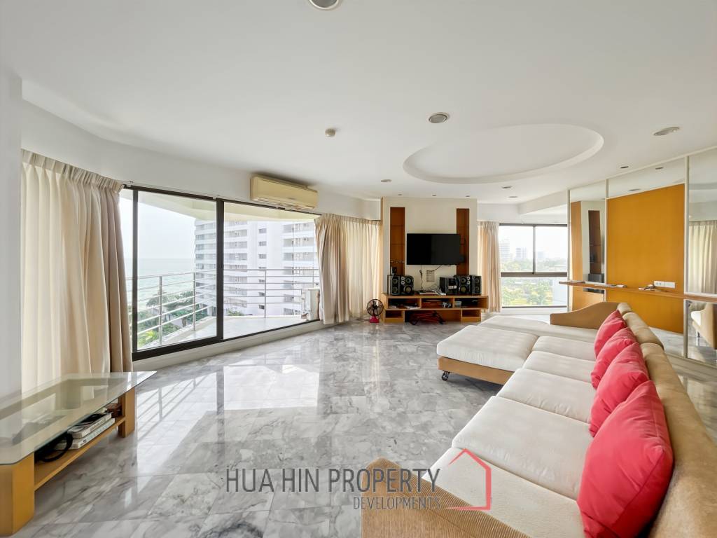 Palm Pavillion: Beachfront Sea Views Condo