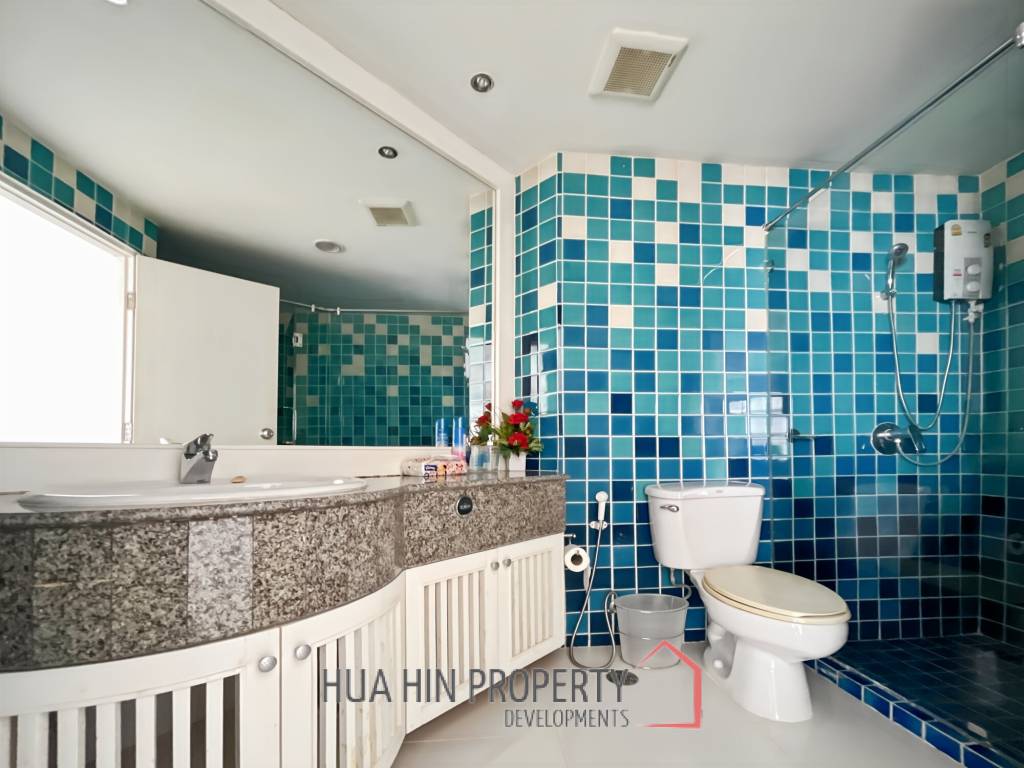 Palm Pavillion: Beachfront Sea Views Condo