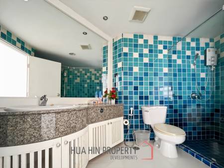 Palm Pavillion: Beachfront Sea Views Condo