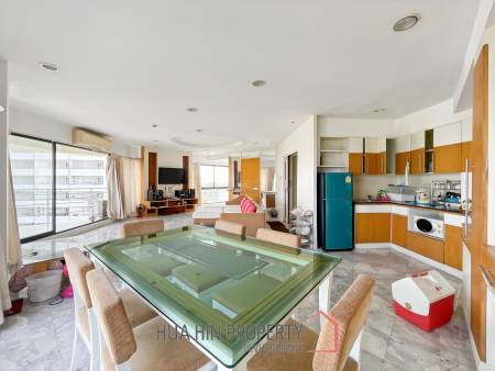 Palm Pavillion: Beachfront Sea Views Condo