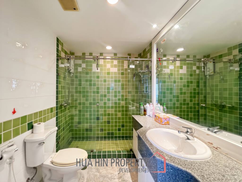 Palm Pavillion: Beachfront Sea Views Condo