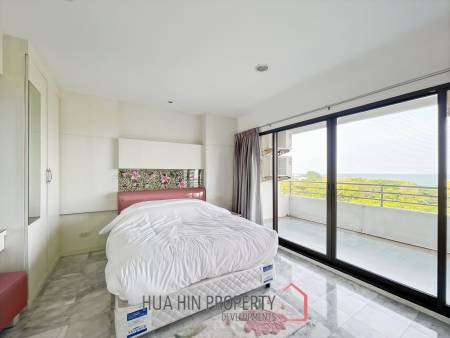 Palm Pavillion: Beachfront Sea Views Condo