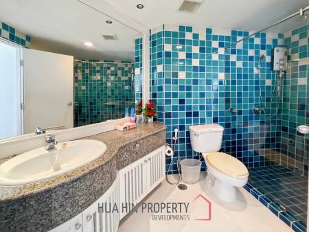 Palm Pavillion: Beachfront Sea Views Condo