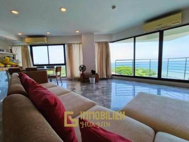 Palm Pavillion: Beachfront Sea Views Condo