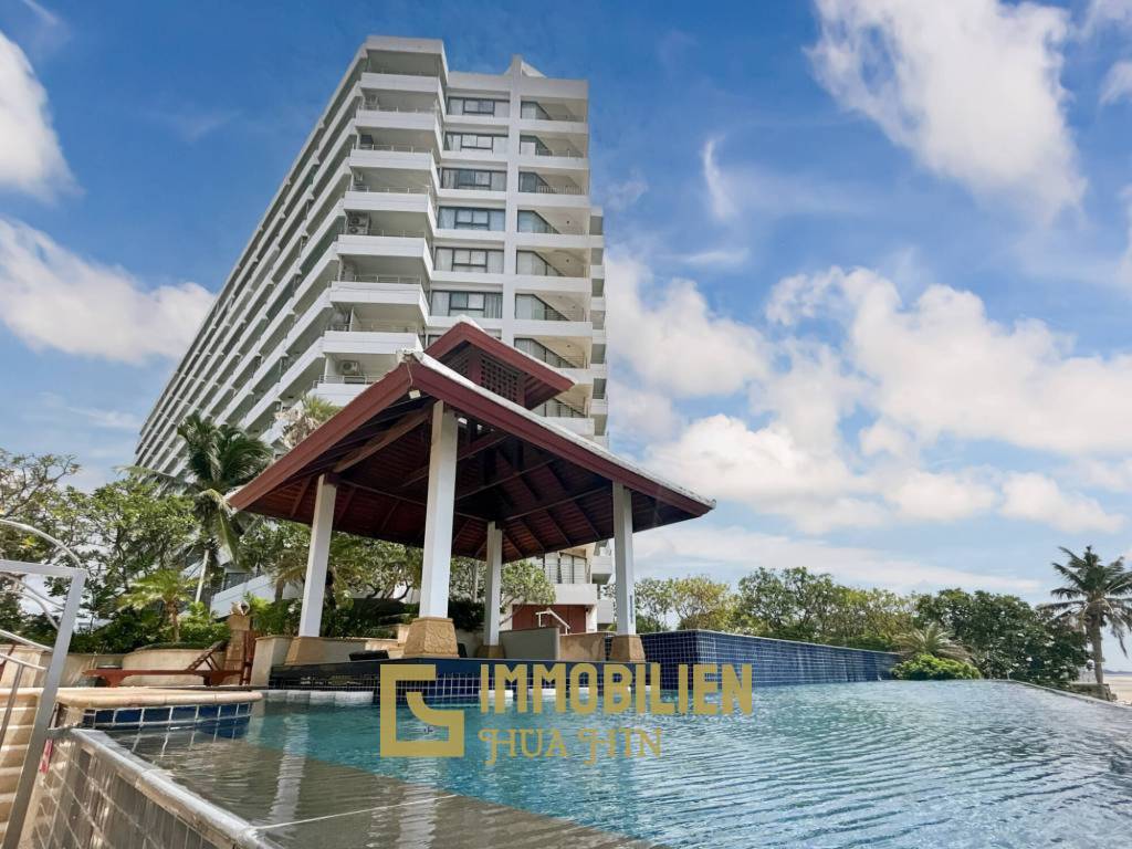 Palm Pavillion: Beachfront Sea Views Condo