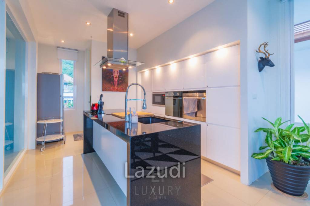 Luxury 3 Bedroom Villa with Nice Sea View!