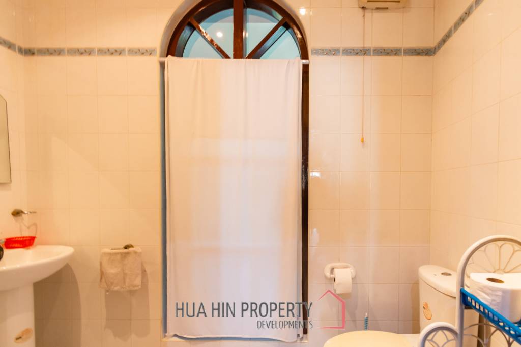 Large mansion with guest house and restaurant in Cha am city